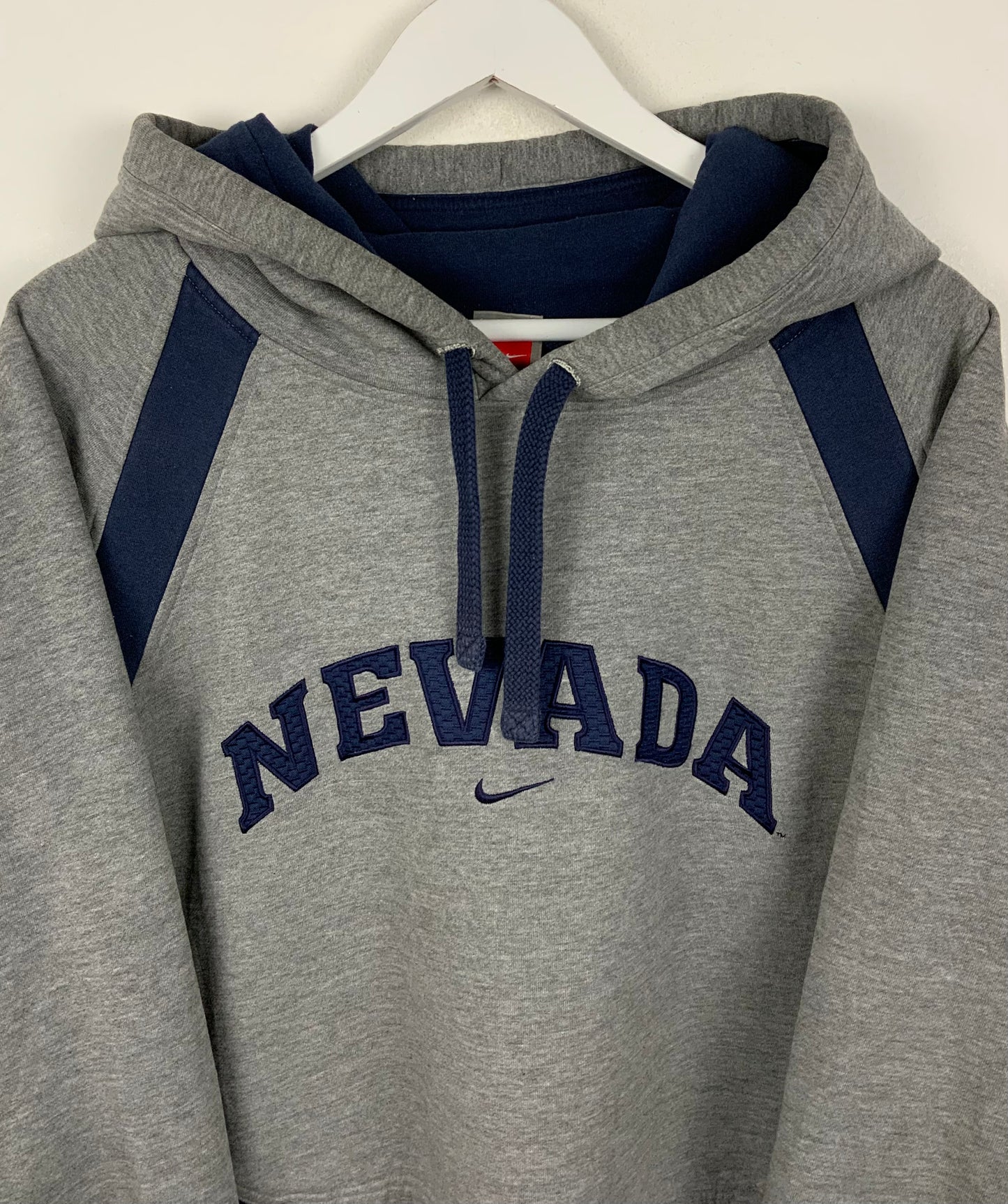 Nevada Wolfpack x Nike Vintage College Hoodie mit Miniswoosh / Bestickt / Dicker Stoff / XXL